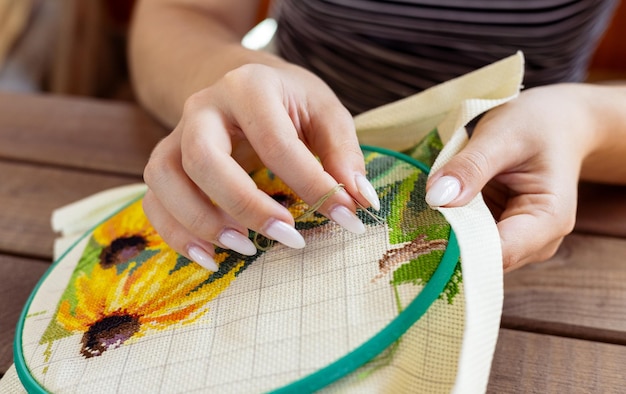 ręcznie haftująca osoba